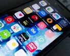 Primo piano dello schermo di uno smartphone con numerose icone di app