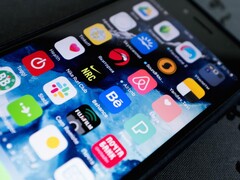 Primo piano dello schermo di uno smartphone con numerose icone di app