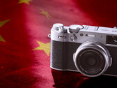 Sembra che FUjifilm possa produrre la X100VI in Cina per far fronte all'elevata domanda. (Fonte immagine: Fujifilm / Unsplash - modificato)