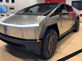 I cybertrucks vengono consegnati agli showroom Tesla (immagine: Zack/X)