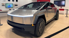 I cybertrucks vengono consegnati agli showroom Tesla (immagine: Zack/X)