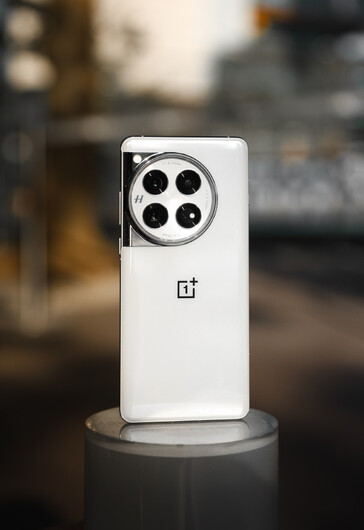 Il OnePlus 12 in bianco appare in una nuova immagine promozionale... (Fonte: Li Jie Louis,)
