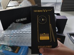 Alcatel V3 Ultra sarà dotato di uno stilo come Galaxy S25 Ultra di Samsung. (Fonte: Madhav Sheth)