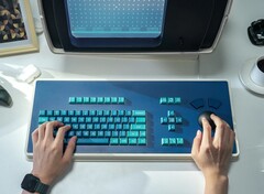 La tastiera MDR Dasher, qui raffigurata con una replica della workstation MDR, occupa uno spazio considerevole sulla scrivania (fonte: Atomic Keyboard)