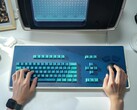 La tastiera MDR Dasher, qui raffigurata con una replica della workstation MDR, occupa uno spazio considerevole sulla scrivania (fonte: Atomic Keyboard)