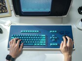 La tastiera MDR Dasher, qui raffigurata con una replica della workstation MDR, occupa uno spazio considerevole sulla scrivania (fonte: Atomic Keyboard)