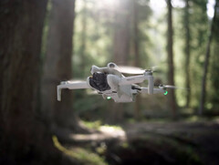 Il DJI Mini 4 Pro in volo. (Fonte: Roland Quandt & WinFuture)