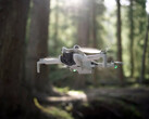 Il DJI Mini 4 Pro in volo. (Fonte: Roland Quandt & WinFuture)