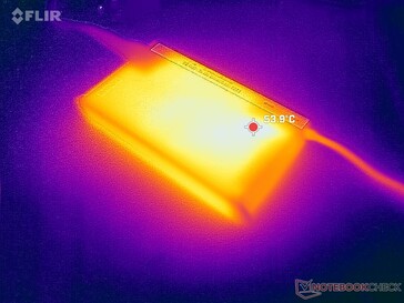 L'adattatore CA raggiunge oltre 54 C quando si utilizzano carichi impegnativi