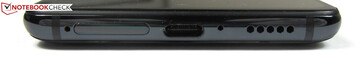In basso: slot scheda SIM, USB 2.0 Type-C, microfono, cassa