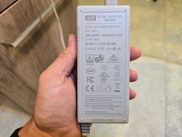 L'Hutt 10 deve essere collegato a una presa di corrente per funzionare; l'alimentatore è di grandi dimensioni.