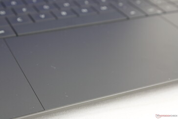 Il Clickpad è molto più grande del solito, poiché i bordi superiore e inferiore toccano i bordi della tastiera e la parte anteriore dello chassis