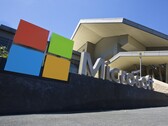 La segnaletica Microsoft si trova di fronte all'edificio del campus aziendale