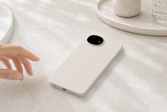 Lo Sharp Aquos Wish 6 presenta un design insolito con un modulo fotocamera di forma rotonda.