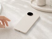 Lo Sharp Aquos Wish 6 presenta un design insolito con un modulo fotocamera di forma rotonda.