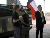Elon Musk annuncia Tesla Lithium accanto al Cybertruck (immagine: Tesla)