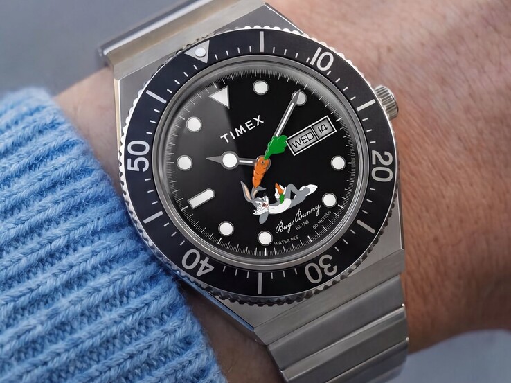 Timex Looney Tunes x M79 Automatic indossato al polso, con quadrante nero raffigurante Bugs Bunny, lancetta dei secondi a forma di carota, indicazione del giorno e della data e lunetta girevole nera.