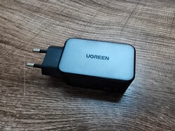 Il caricatore Nexode 65W di Ugreen, che abbiamo utilizzato per il test di ricarica.