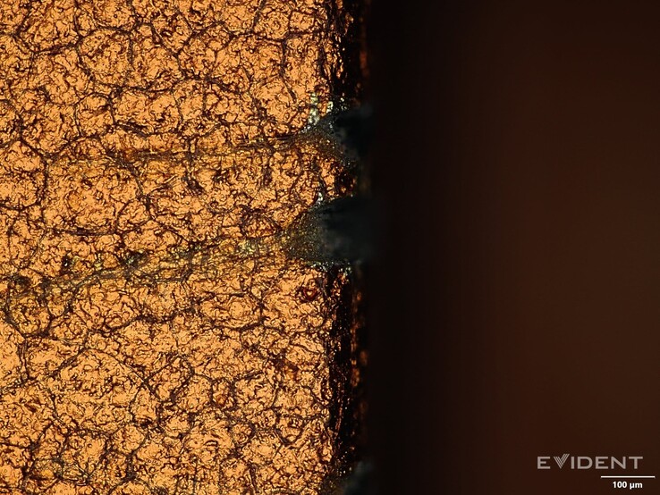 L'immagine mostra l'aspetto di questi graffi al microscopio digitale (Fonte: iFixit)