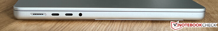 Lato sinistro: MagSafe, 2x USB-C 4.0 con Thunderbolt 3 (40 Gbps, modalità DisplayPort-Alt, Power Delivery), audio 3,5 mm