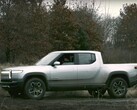 I video del Rivian R1T che esegue un Tank Turn rivelano il motivo per cui la funzione è stata eliminata. (Fonte: Rivian su YouTube)