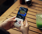 L'8BitDo FlipPad si collega alla porta USB-C del vostro smartphone.