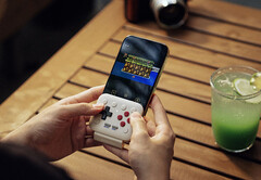 L'8BitDo FlipPad si collega alla porta USB-C del vostro smartphone.