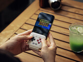 L'8BitDo FlipPad si collega alla porta USB-C del vostro smartphone.