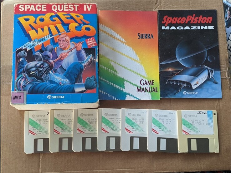 Un set completo di dischi di Space Quest IV in esposizione (fonte: eBay)