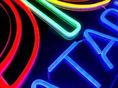 Un&#039;insegna LED al neon che mostra il logo di Atari (fonte: Atari)