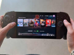 Il sistema operativo Bazzite sembra offrire un'esperienza molto migliore rispetto a Windows 11. Nella foto: il palmare da gioco con il precedente OS. (Fonte: Cyber Dopamine)