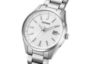 Vista obliqua del Citizen CB0300-53A Eco-Drive con quadrante argentato, cassa in acciaio inossidabile e bracciale a tre maglie.