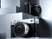 La fotocamera digitale mirrorless Fujifilm X-E5 da 40,2 MP è disponibile in edizione nera o argento. (Fonte: Fujifilm)