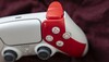 Una striscia rossa sulla maniglia e sulla spalla destra rende omaggio al tatuaggio omega di Kratos. (Fonte: PlayStation)
