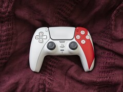 Il controller wireless Sony DualSense - God of War 20th Anniversary Limited Edition è ora disponibile per l'acquisto su PS Direct al prezzo di 84,99 dollari. (Fonte: PlayStation)
