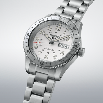 Orologio automatico Seiko 5 Sports HDB007 con quadrante bianco, lunetta a compasso e bracciale in acciaio.