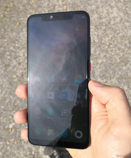 Riflessi sullo schermo dello Xiaomi Mi 8 Explorer Edition