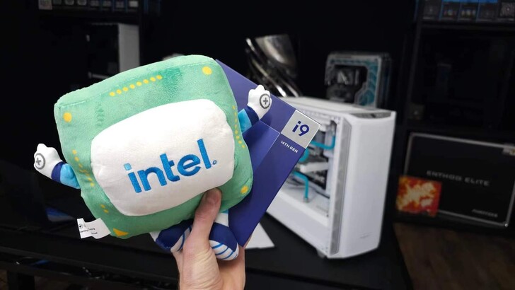 Pacchetto Intel per la recensione. (Fonte: @9550Pro)