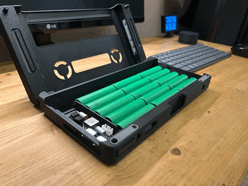Legion Batteria del computer portatile sotto la tastiera. (Fonte immagine: u/MysteriousAlarm897 su Reddit)