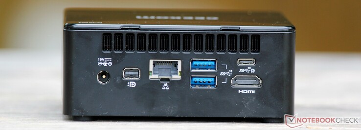 Posteriore: DC in, Mini DisplayPort, LAN, 2x USB-A 3.2 Gen 2, USB-C 3.2 Gen 2 (con DisplayPort), HDMI 2.0