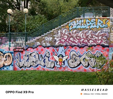 Oppo Find X9 Pro con zoom 10x e obiettivo tele.