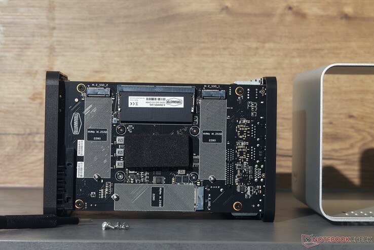 Per accedere alla RAM e ai tre slot SSD, è sufficiente rimuovere quattro viti.