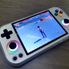 Si dice che l'Anbernic RG477M abbia uno spessore di 14 mm e un peso di 355 g. (Fonte immagine: via Nittrx)