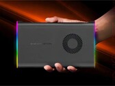 L'ONEXPLAYER M1 funziona con un alimentatore USB Tipo-C da 100 W. (Fonte: One-Netbook)