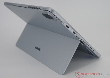 A sinistra: bilanciere del volume, 2x USB-C 3.1 Gen.1 (full-function (USB3.0/2.0, RJ45, HDMI)