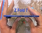 Samsung Fold Z 7 - Miniatura del video di JerryRigEverything (fonte immagine: @JerryRigEverything)