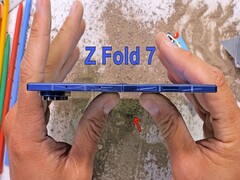 Samsung Fold Z 7 - Miniatura del video di JerryRigEverything (fonte immagine: @JerryRigEverything)