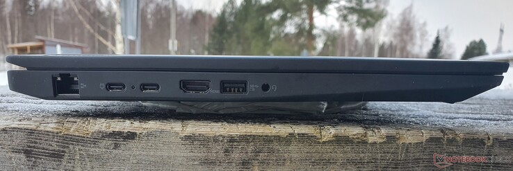 A sinistra: LAN Gbit, 2x USB-C 3.2 Gen 2, HDMI 2.0, USB-A 3.2 Gen 1, audio combo