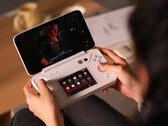 AYANEO FLIP DS rinuncia a una tastiera integrata per un display secondario. (Fonte: AYANEO)