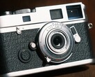 L'obiettivo full-frame Brightin Star 28 mm f/2,8 è appena più grande di un tappo per il corpo macchina.